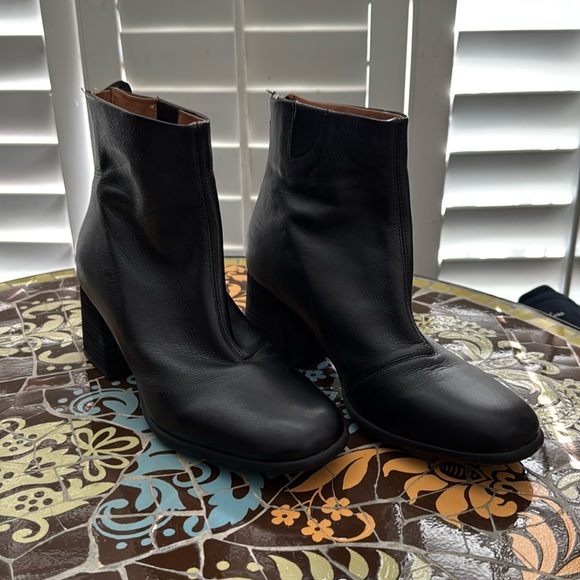 Kenneth Cole Shoes - GENTLE SOULS by KENNETH COLE BLICK HEEL ANKLE BOOT SZ: 8.5/39EU